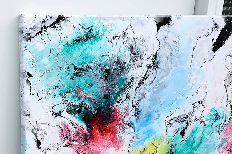 Hjørneudsnit af stort maleri med kraftige farver Altitude I 80x180 cm