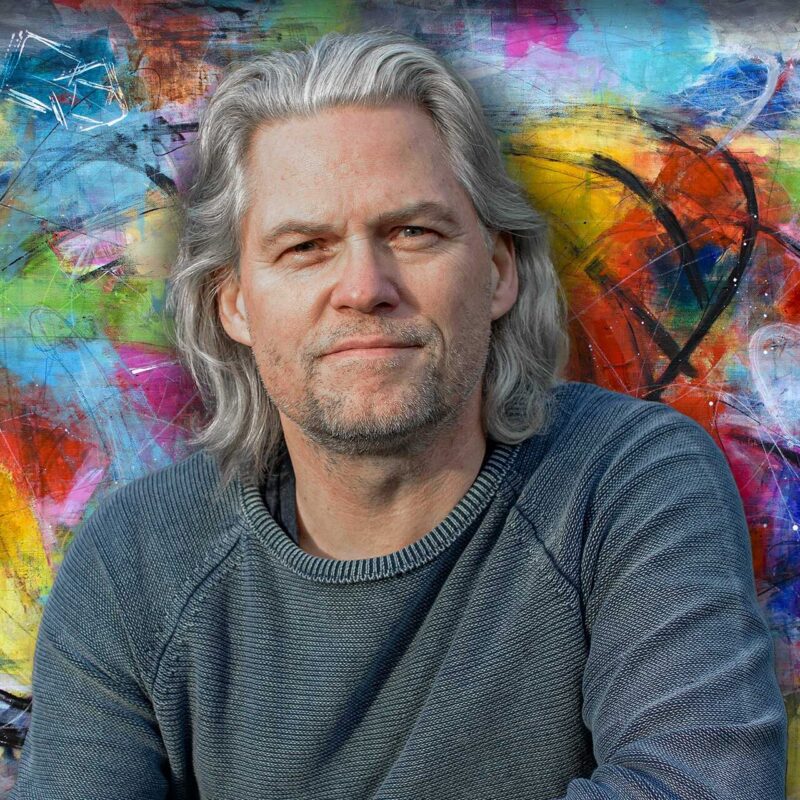 Kunstner Michael Lønfeldt skaber abstrakt og farverig kunst
