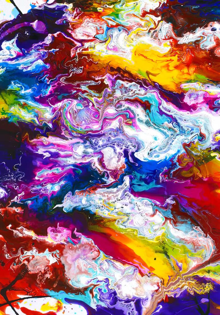 Dansk kunst i moderne indretning med farver, bevægelse og skandinavisk ro der giver væggen personlighed og visuel styrke